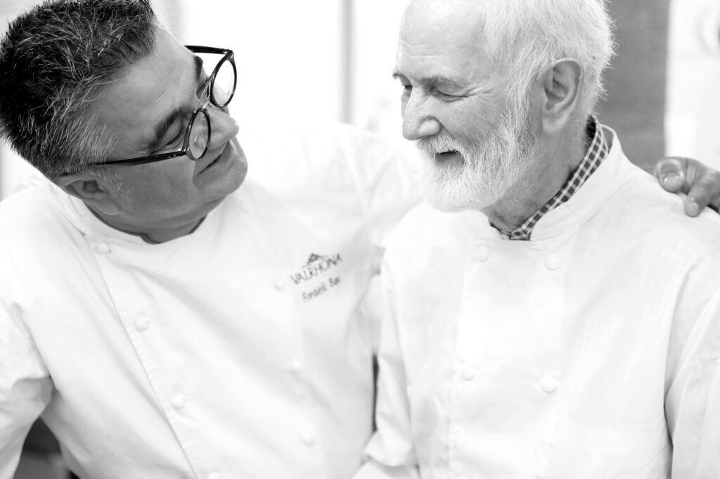 Claude BOURGUIGNON toujours aimé de ses anciens apprentis. Ici avec Frederic Bau en 2018 ©Bourguignon Pâtisserie