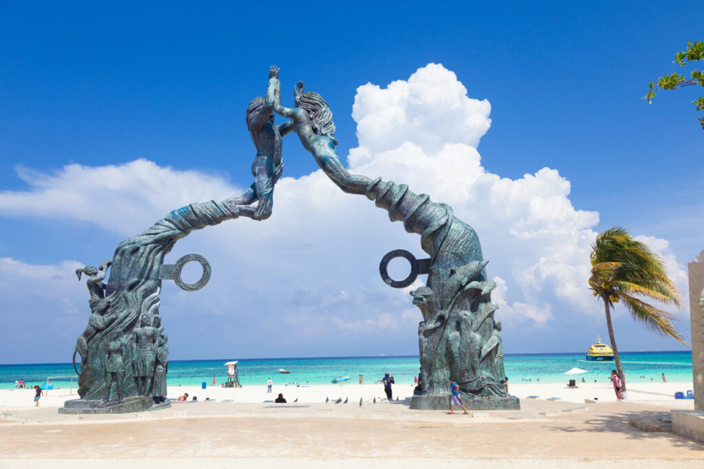 La sculpture contemporaine Portal Maya, est devenue l’un des grands symboles de la cité ©VivaPlaya